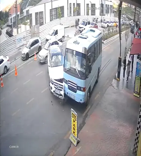 Cip ile yolcu minibüsünün çarpıştığı anlar kamerada

