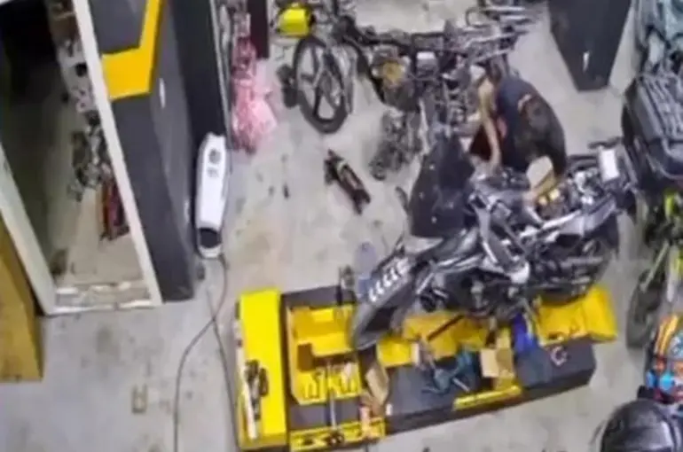 Çırağının çalışkanlığını karşılıksız bırakmadı, taksitle aldığı motosikleti hediye etti
