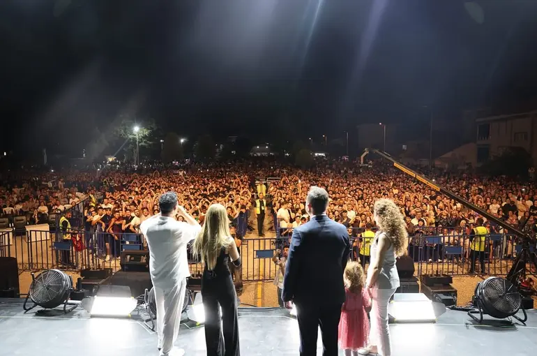 Çivril Elma Festivali’nin muhteşem finalini Derya Uluğ yaptı

