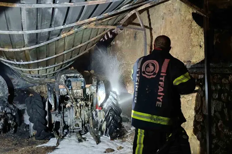 Çivril’de alevler iki tarım aracını kullanılamaz hale getirdi
