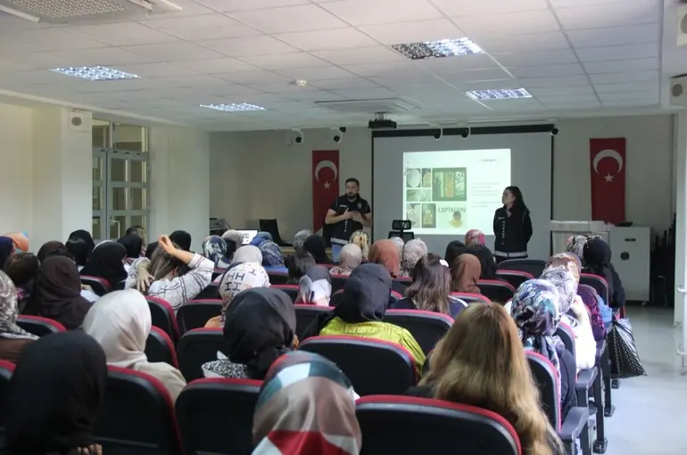 Cizre’de "En İyi Narkotik Polisi Anne" semineri
