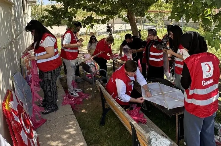 Cizreli öğrencilerden Gazze’deki çocuklara uçurtmalı destek
