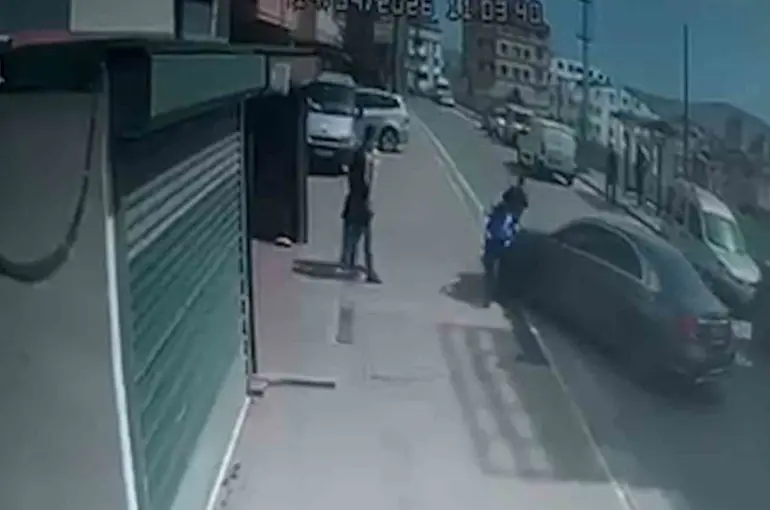 Çocuğunu tehdit ettiğini iddia ettiği motosikletliye otomobiliyle böyle çarptı
