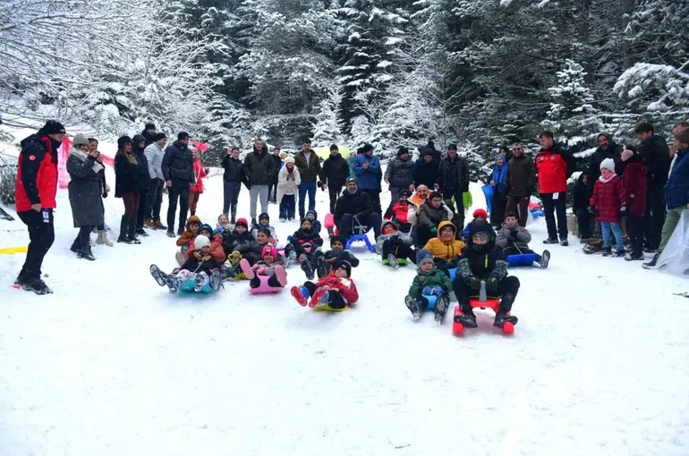 Çocuklara karne hediyesi kar festivali
