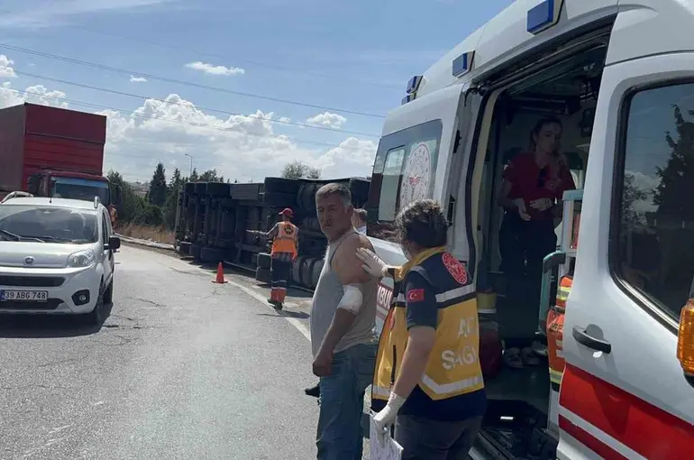 Çorlu’da virajı alamayan tır devrildi
