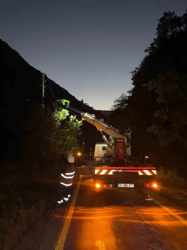 Çoruh EDAŞ, yağıştan etkilenen Rize ve Trabzon’da 120 saha çalışanıyla arızaları giderdi
