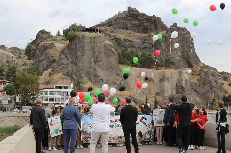 Çorum’da balonlar ve uçurtmalar Gazzeli çocuklar için gökyüzüne bırakıldı
