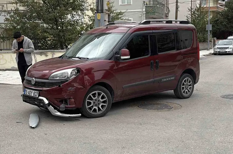 Çorum’da hafif ticari araç ile elektrikli motosiklet çarpıştı: 1’i çocuk 2 yaralı
