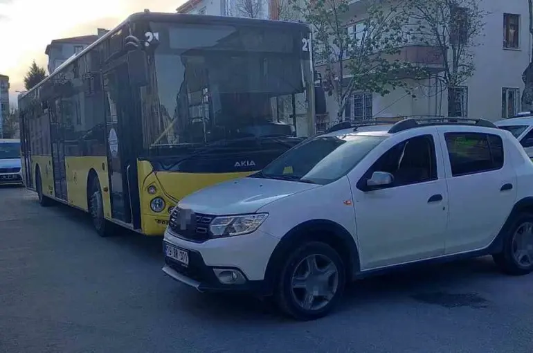 Çorum’da halk otobüsü ile otomobil çarpıştı: 4 yaralı
