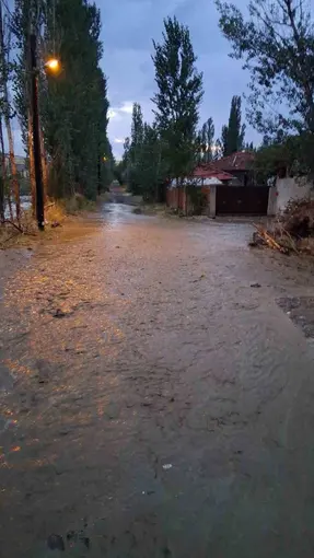 Çorum’da kuvvetli sağanak hayatı olumsuz etkiledi
