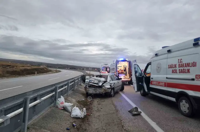 Çorum’da otomobil bariyerlere çarptı: 5 yaralı
