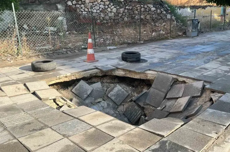 Çorum’da sağanak yağış sonrası kaldırım çöktü
