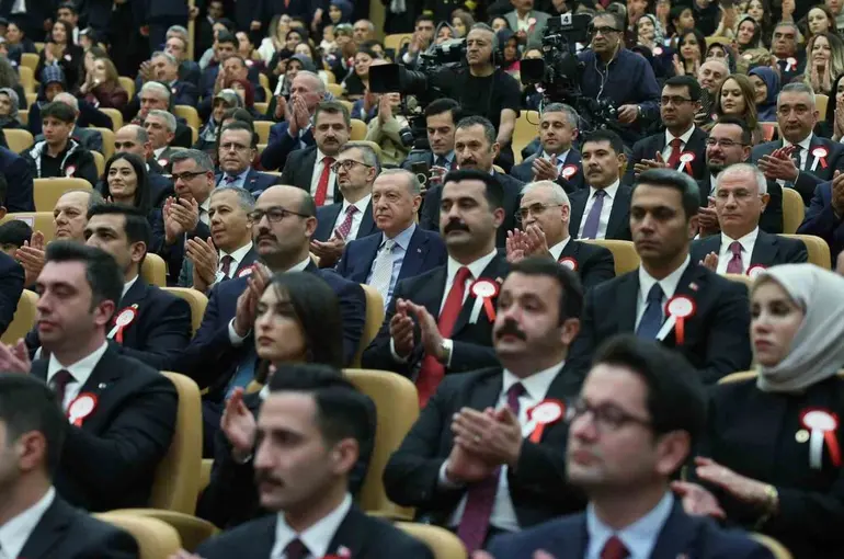 Cumhurbaşkanı Erdoğan: "783 bin kilometrekarelik vatan toprağında yaşayan herkes devletimizin eşit ve onurlu birer vatandaşıdır"
