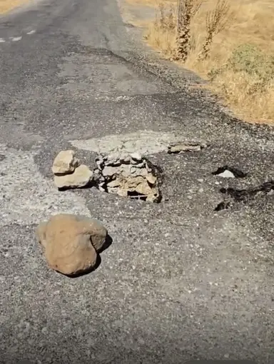 Çüngüş’te bozulan yol tehlike saçıyor
