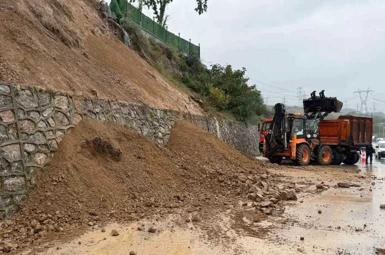 D-100 kara yolunda heyelan: Ulaşım kontrollü sağlanıyor
