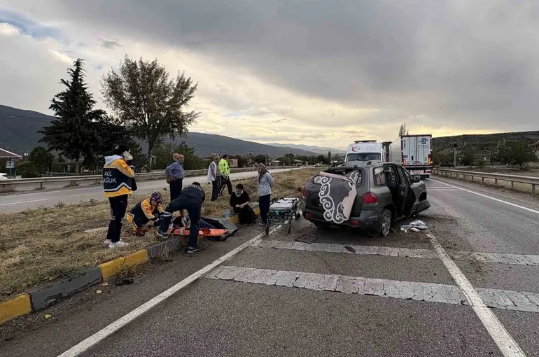 D100’de otomobil refüje çarptı: 3 yaralı
