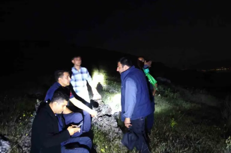 Dağlık alanda mahsur kalan baba ve oğlu kurtarıldı

