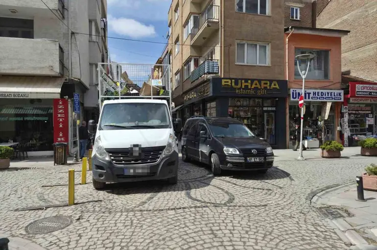 Dar sokakta hatalı park trafiği olumsuz etkiledi
