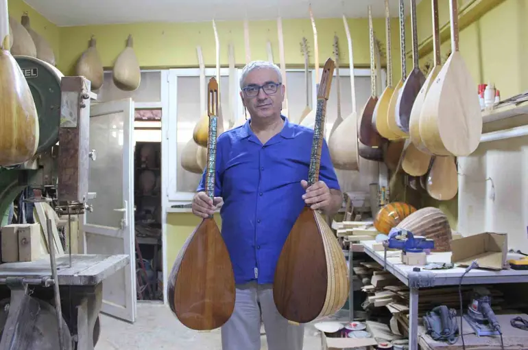 Dededen toruna uzanan müzik mirasını bağlamayla yaşatıyor
