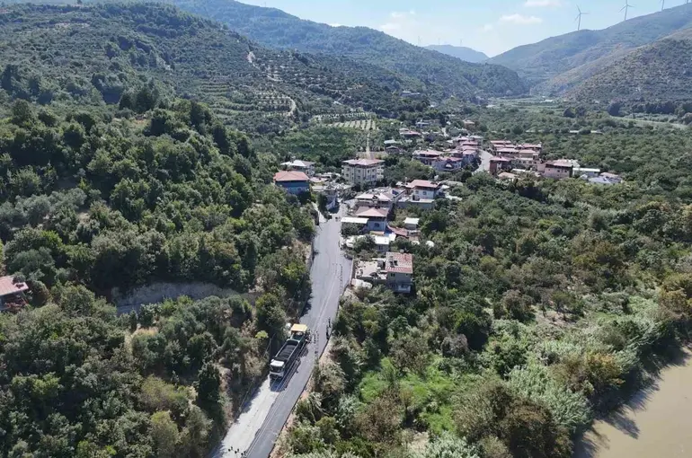 Defne’de 8 mahalleyi birbirine bağlayan 11 kilometrelik yolda asfalt çalışması başladı
