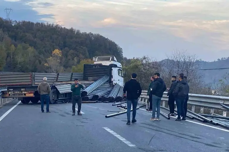 Demir yüklü tır bariyerlere çarptı, yol trafiğe kapandı
