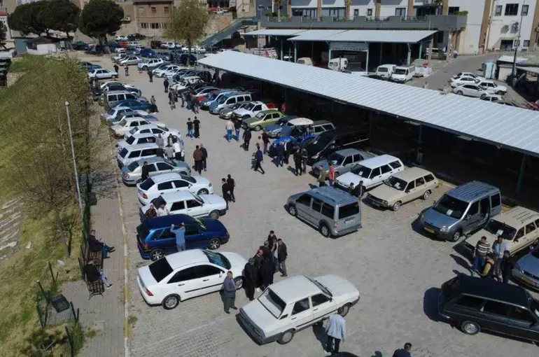 Demirci 2. El Oto Pazarı kapılarını açtı
