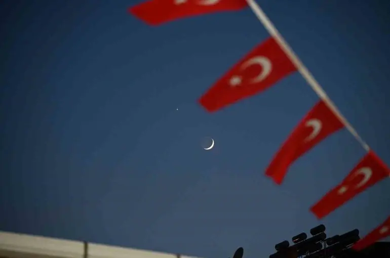 Demirci semalarında mest eden görüntü: Hilal ve yıldız yan yana
