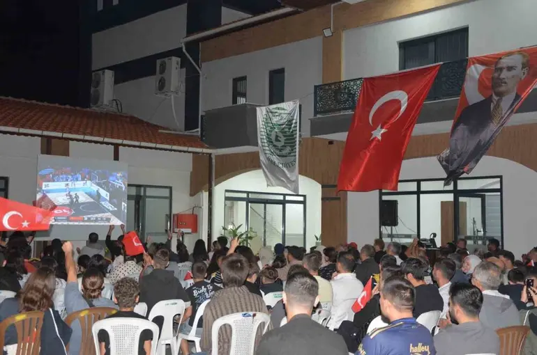Demirci’de vatandaşlar EuroBasket 2025 final maçını dev ekranlardan izledi

