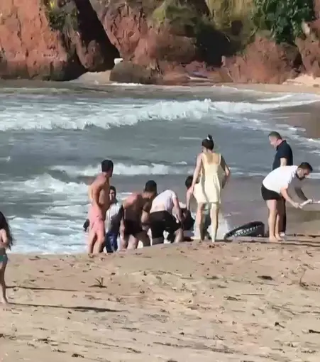 Denizde boğulma tehlikesi geçiren 2 kişi kurtarıldı
