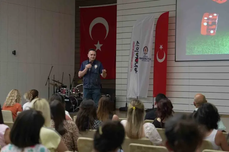 Denizli Büyükşehir personeli, bağımlılık ve siber suçlarla mücadele eğitimi aldı

