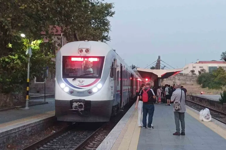 Denizli-İzmir treni arıza yaptı
