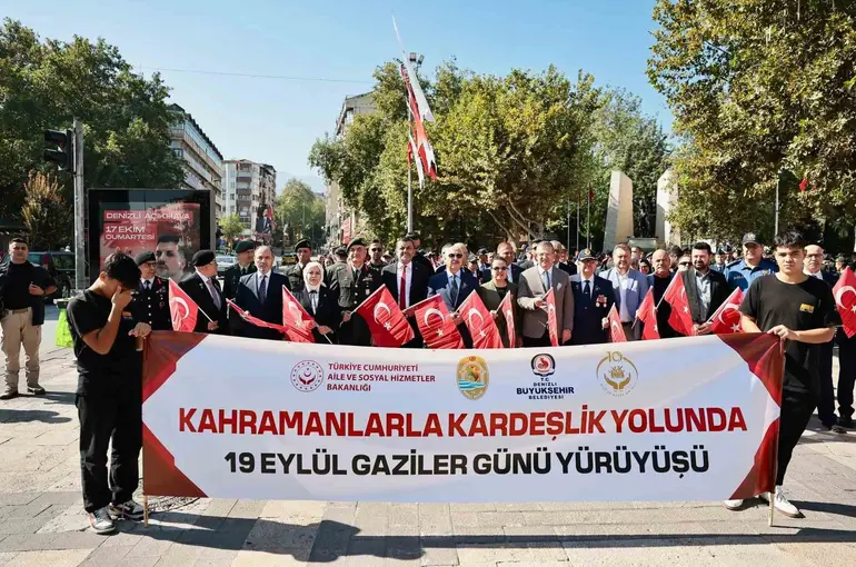 Denizli’de Gaziler "Kahramanlarla Kardeşlik Yolunda" yürüyüşü gerçekleştirdi
