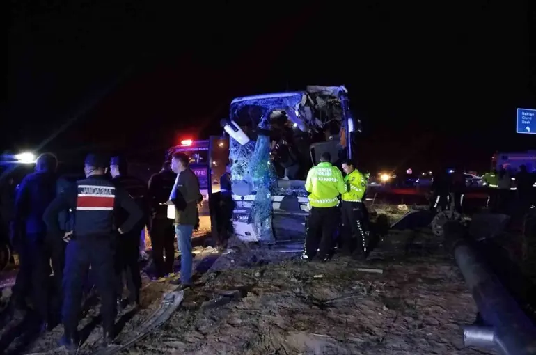 Denizli’de minibüs yolcu otobüsüyle çarpıştı: 1 ölü, 13 yaralı
