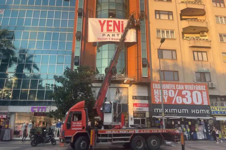Denizli’ye Yeni Parti tabelası asıldı
