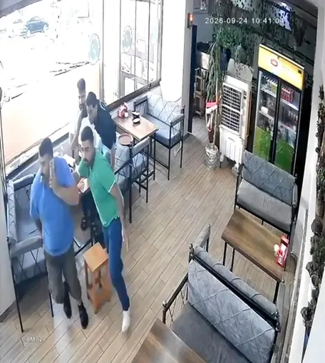Depremde terliğini bırakıp çorapla kaçtı
