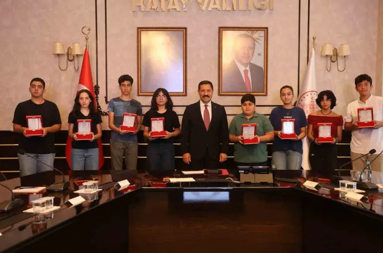 Depremin izlerinin silindiği Hatay’da 8 öğrenci LGS’de birinci oldu, 25 öğrenci YKS’de ilk binde yer aldı
