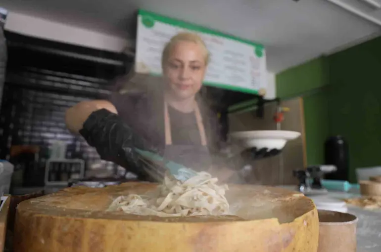 Depremin pes ettiremediği kadın, gastronomi şehrinde el açması makarnasıyla vatandaşların damak tadını değiştirdi
