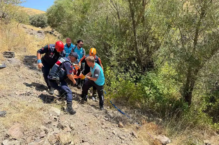 Dere yatağına düşen vatandaş kurtarıldı
