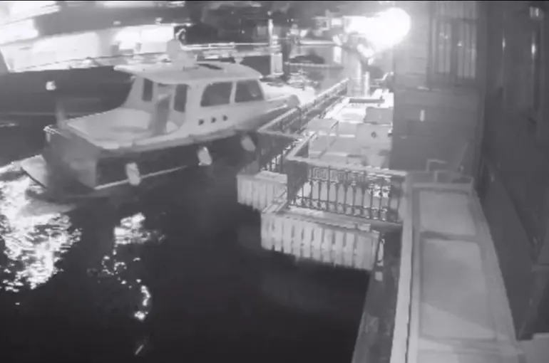 Derin Mermerci’nin Boğaz’da bulunan tarihi yalısına yolcu vapuru çarptı... O anlar kamerada

