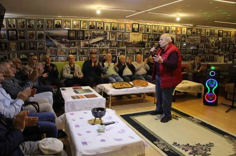 Derneğin duvarlarını kaplayan ilginç koleksiyon: Vefat eden 750 kişinin hatıra fotoğrafı var
