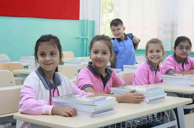 Ders zili çaldı öğrenciler okula koştu
