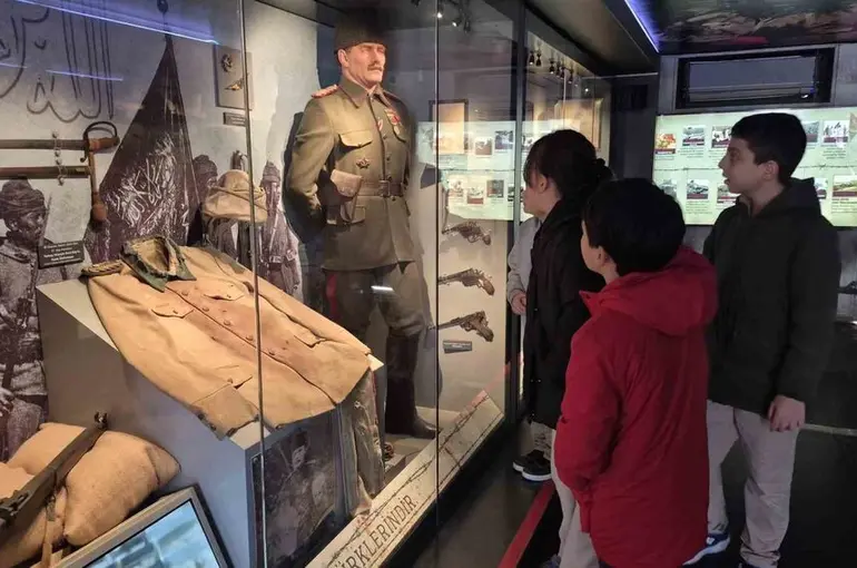Destanı anlatan tıra yoğun ilgi
