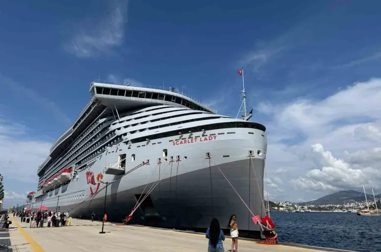 Dev kruvaziyer gemiler, 2 bin 636 turistle Bodrum’a geldi
