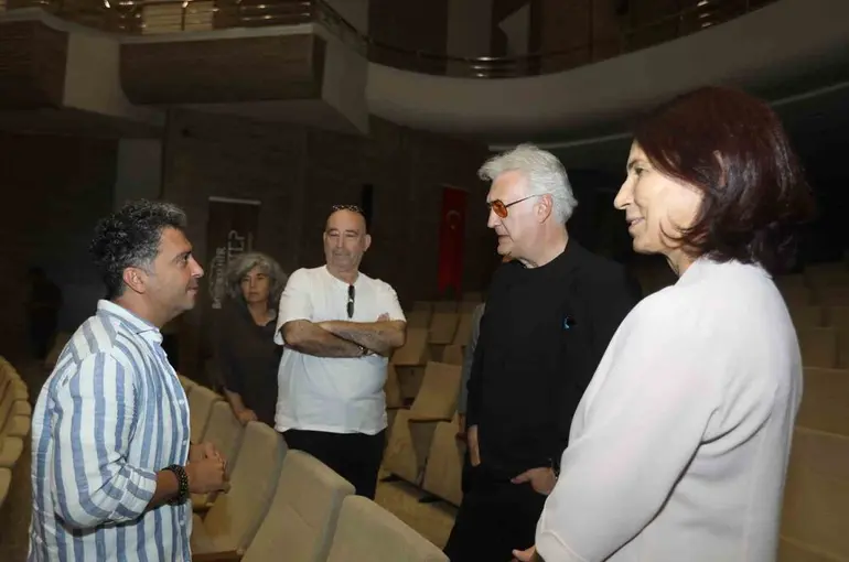 Devlet tiyatroları genel müdürü Karadağlı Gaziantep şehir tiyatrosu provasında
