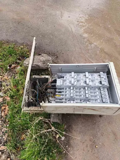 Devrilen elektrik trafosu ölüm saçıyor
