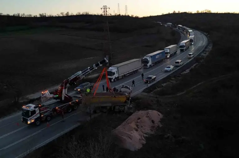 Devrilen hafriyat kamyonu uluslararası yolda trafiği felç etti
