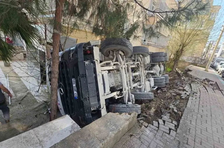 Devrilen mikserde sıkışan sürücü kurtarıldı
