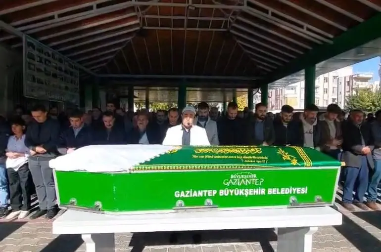 Devrilen otomobilde hayatını kaybeden kadın, memleketinde defnedildi
