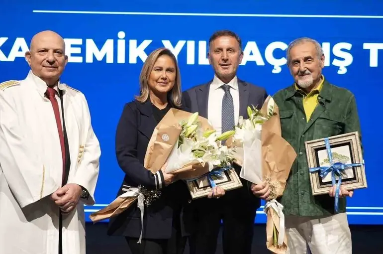 ’Devrimin Rengi’ sergisi İstinye Üniversitesi’nde sanatseverlerle buluştu
