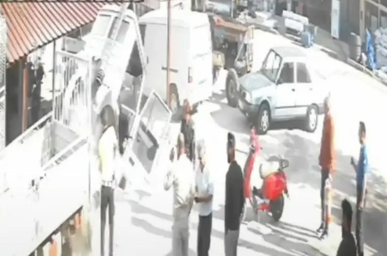 Devriye görevindeki polis memuru yanan kamyonete müdahale edip söndürdü
